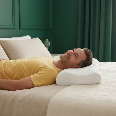 Homme souriant tête sur oreiller cervical Bambou Mémoire Forme