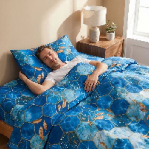 Homme sur le dos tête sut taies d'oreiller bleues
