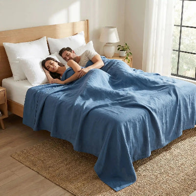 couple endormi sur drap plat 2 personnes bleu lin européen