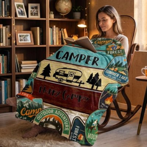 femme enveloppée dans couverture turquoise et bordeaux lit livre