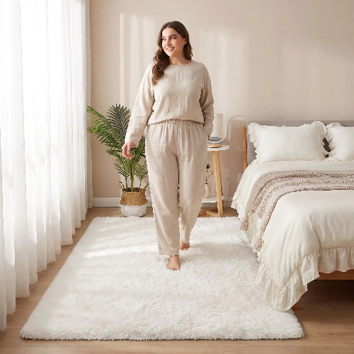 femme souriante sur descentes de lit grises ScandinaviStyle™ près lit