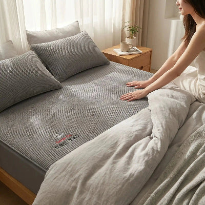 femme sur drap housse 180x200 gris cendré imperméable et doux