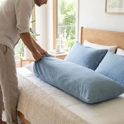 homme change son traversin bleu