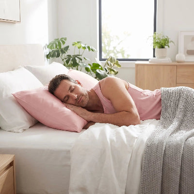 homme endormi tête sur taie-d_oreiller en soie rose