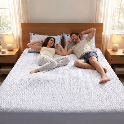 homme et femme souriants couchés sur surmatelas 140x190 rafraîchissant