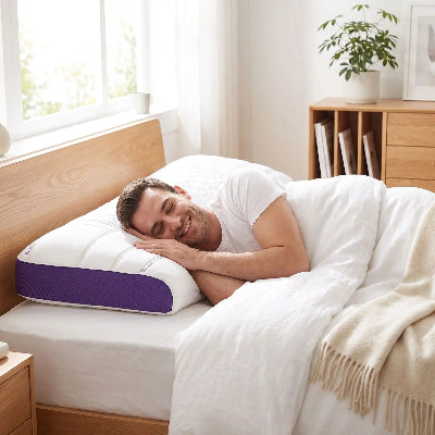 homme souriant couché sur oreiller mémoire de forme sur côté droit