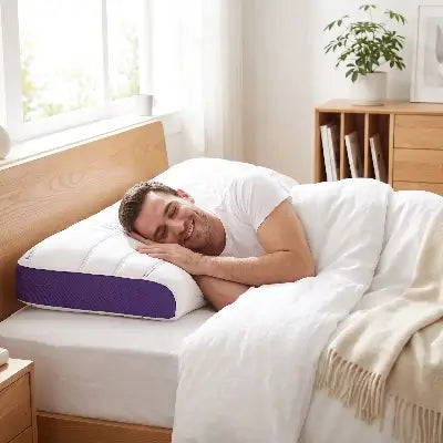 homme souriant couché sur oreiller mémoire de forme sur cÎté droit