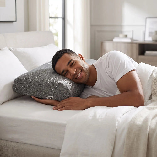 homme souriant couche tĂȘte sur oreiller en bambou mĂ©moire de forme gris clair