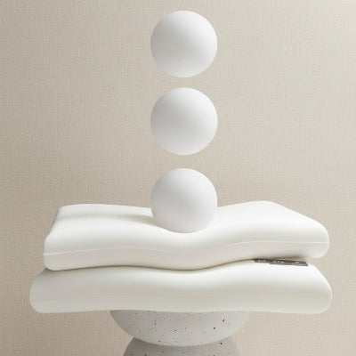 oreiller à mémoire de forme sur oreiller avec trois boules blanches