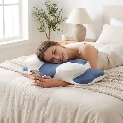 tĂȘte sur oreiller Ă mĂ©moire de forme femme souriante avec tĂ©lĂ©phone