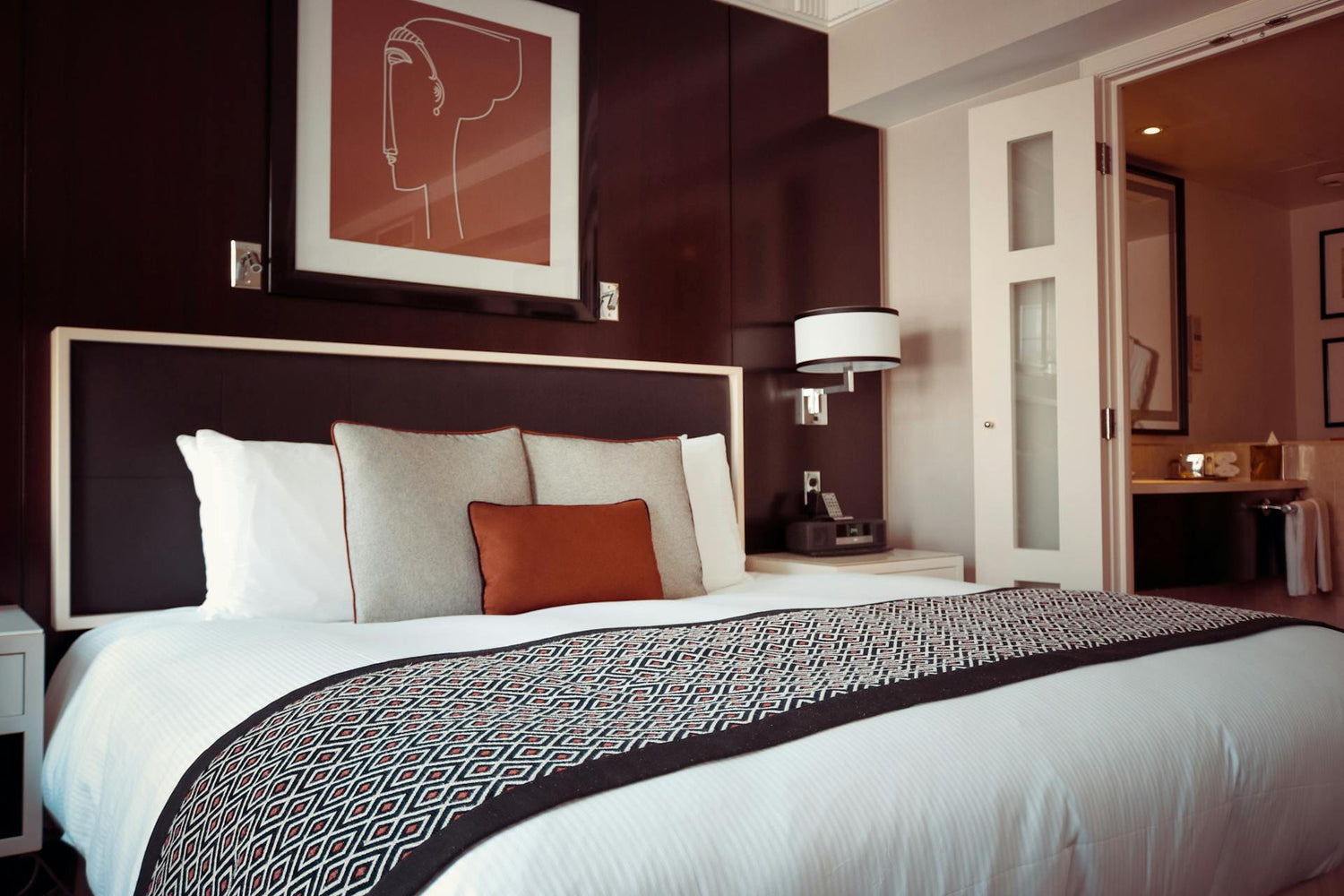 Belle Chambre  Élégante avec oreillers et draps sur lit