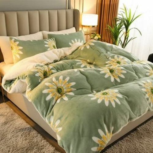 Couverture florale verte sur lit dans chambre avec lampe