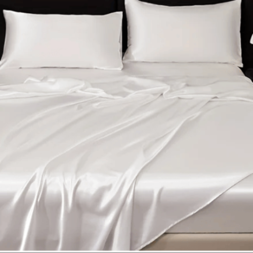 Drap plat Satin400™ blanc avec taies d'oreiller blanches sur lit