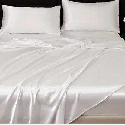 Drap plat Satin400™ blanc avec taies d'oreiller blanches sur lit