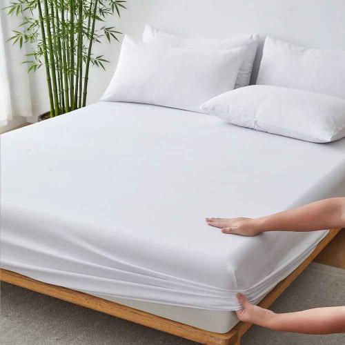 Drap rafraîchissant bambou blanc dans chambre avec taies d'oreiller