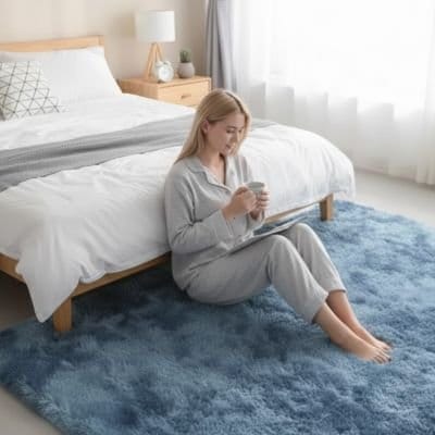 Femme assise sur tapis descente de lit bleu Ultra Doux