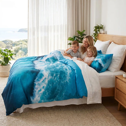 Femme avec enfants sur parure de lit bleue océan respirant