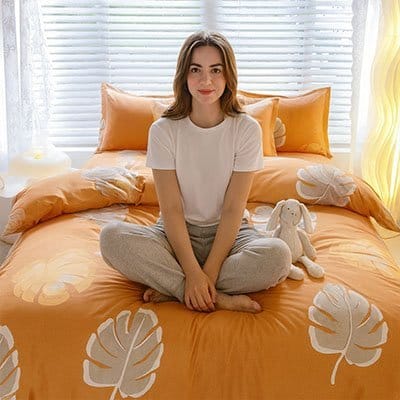 Femme avec peluche sur  housse de couette orange 