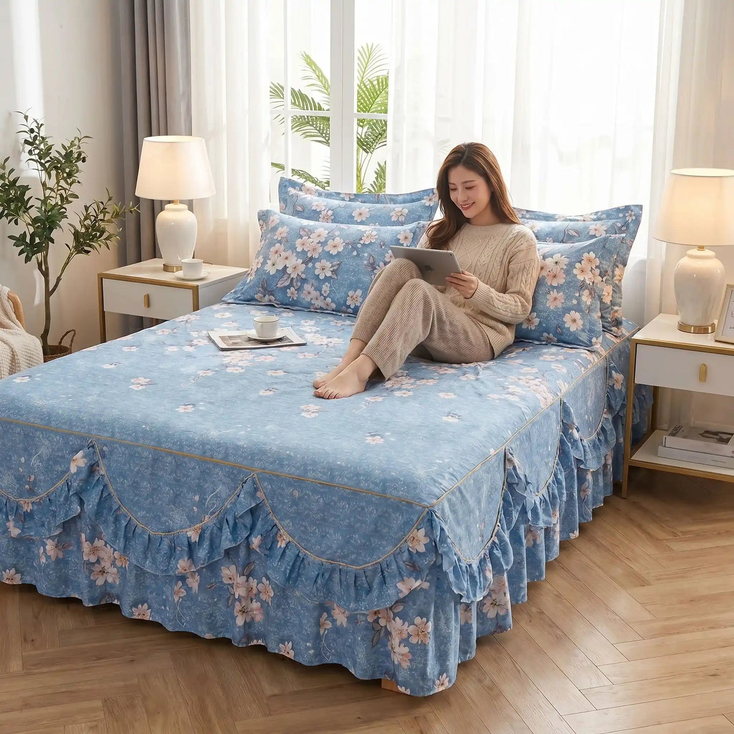 Femme avec tablette sur parure de lit bleue Florale 