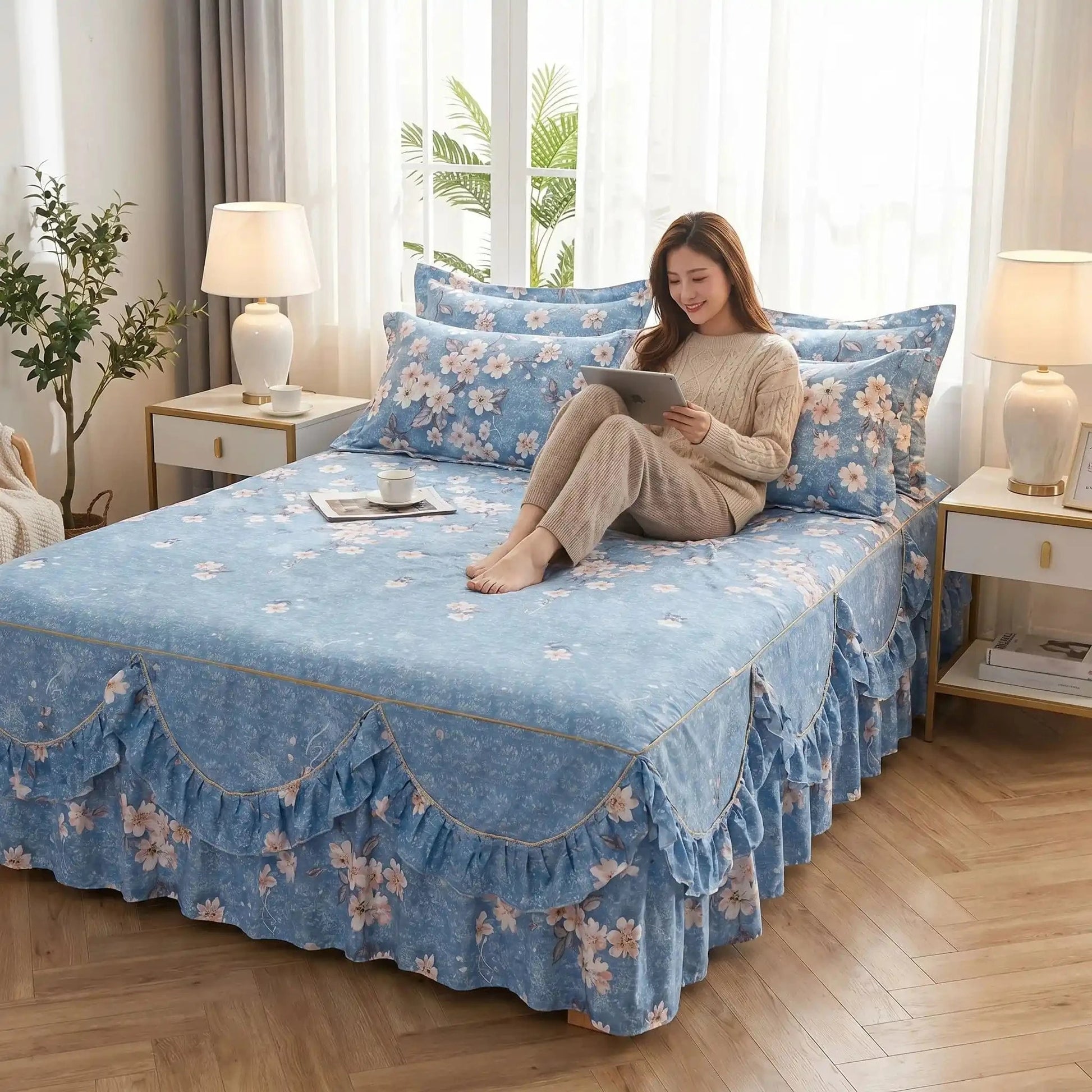 Femme avec tablette sur parure de lit bleue Florale 