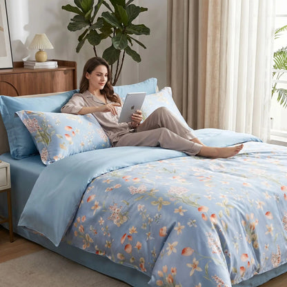 Femme avec tablette sur parure de lit bleue Soie Naturelle