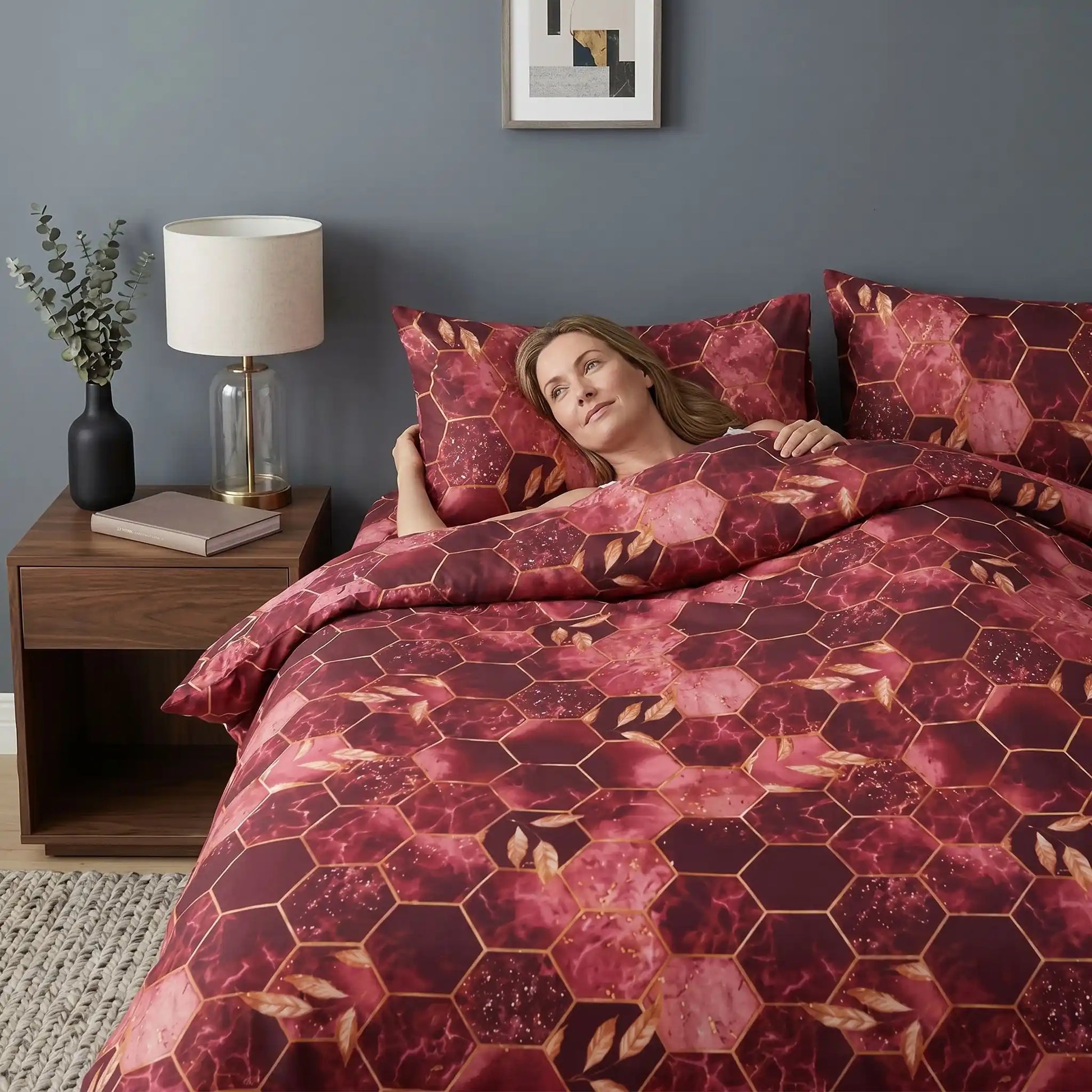 Femme couchée dos tête sut taies d'oreiller rouges