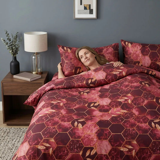 Femme couchée dos tête sut taies d'oreiller rouges