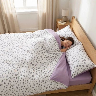 Femme couchée sous housse de couette violette