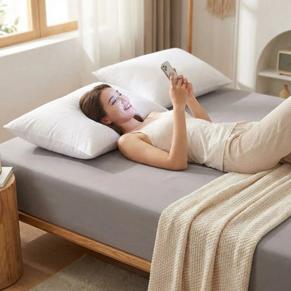 Femme couchée sur draps housses gris imperméables silencieux