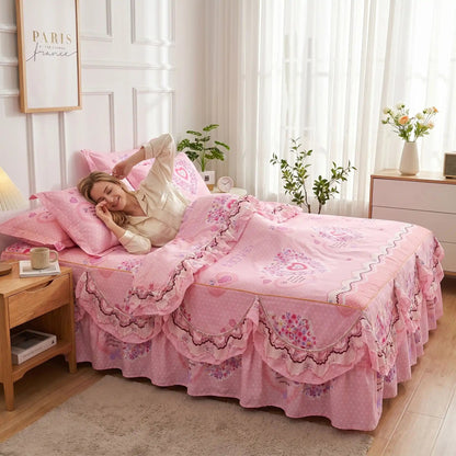 Femme couchée sur parure de lit rose Florale 