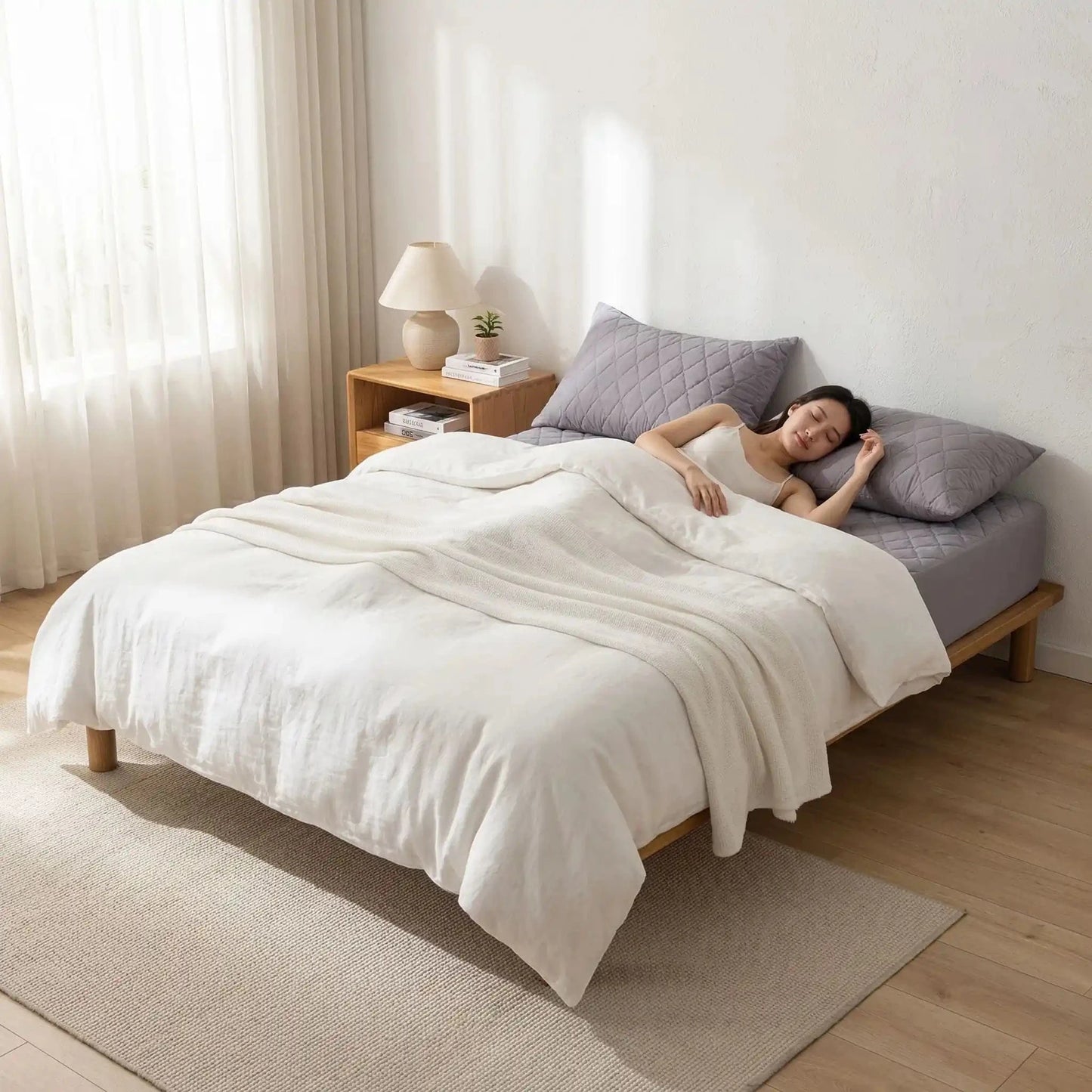 Femme couchée sur protege matelas  gris imperméable respirant 