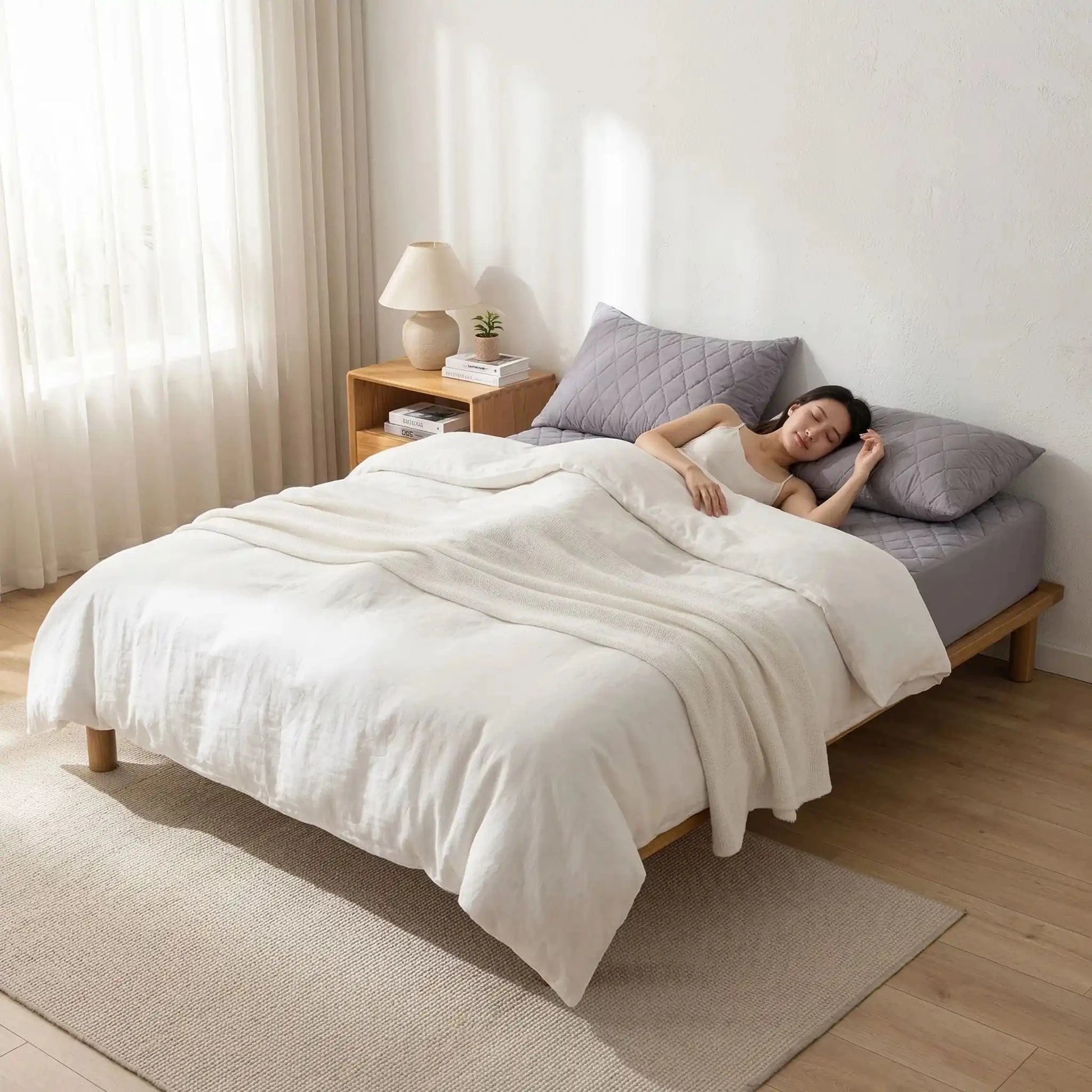 Femme couchée sur protege matelas  gris imperméable respirant 