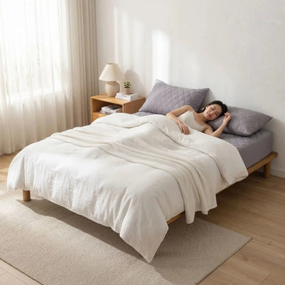 Femme couchée sur protege matelas  gris imperméable respirant 