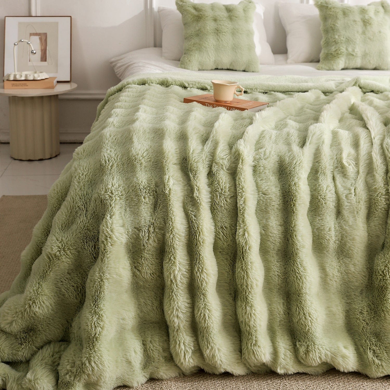 Femme couverture verte  chambre élégante