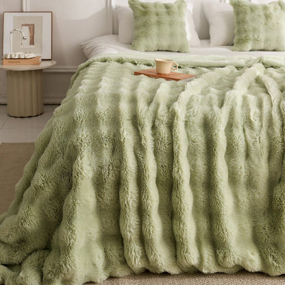 Femme couverture verte  chambre élégante