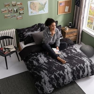  Femme dans chambre sur parure de lit noire Élégance Premium
