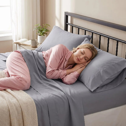 Femme en rose endormie sur draps doux microfibre 4 saisons gris