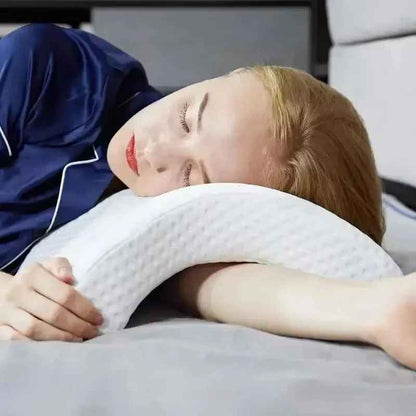 Femme endormie avec Oreiller à Mémoire de Forme