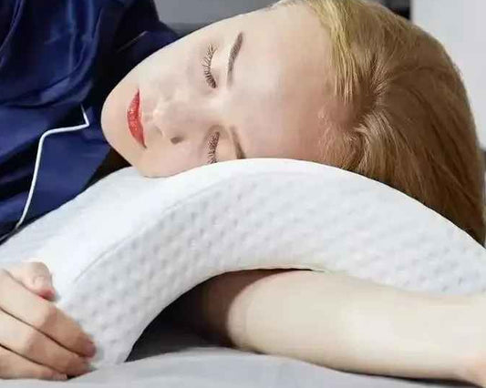 Femme endormie avec Oreiller à Mémoire de Forme