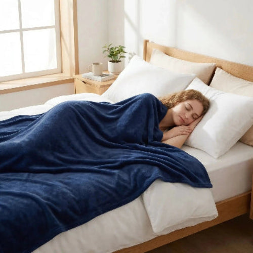 Femme endormie avec couverture bleu marine 