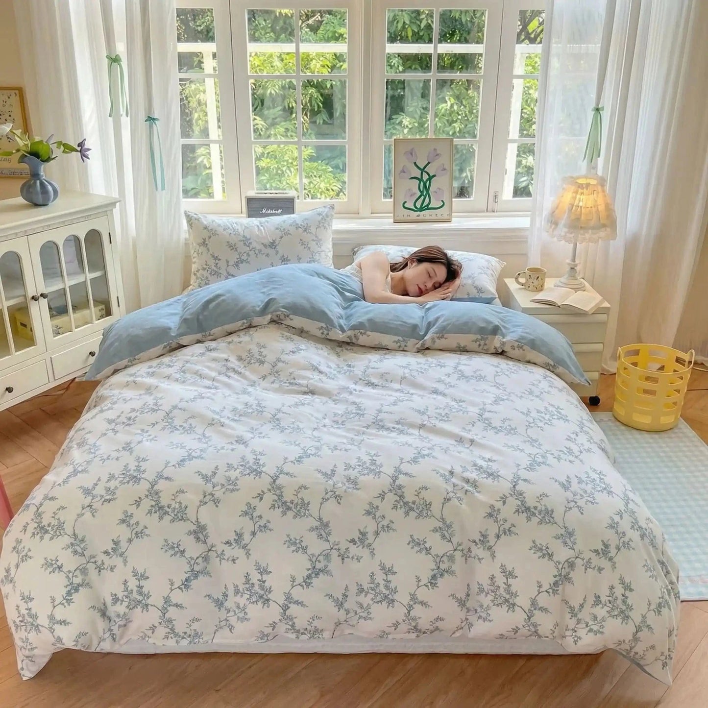 Femme endormie sous douceur d'intérieur housse de couette bleue 