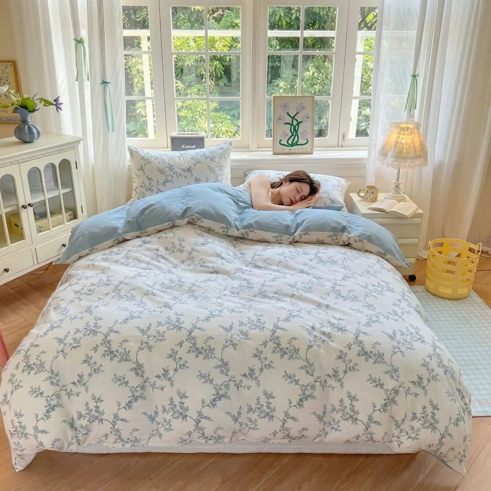 Femme endormie sous douceur d'intérieur housse de couette bleue 