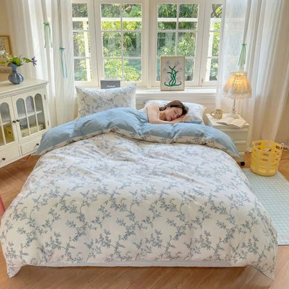 Femme endormie sous douceur d'intérieur housse de couette bleue 