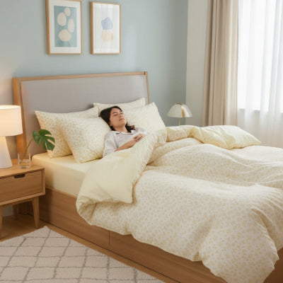 Femme endormie sur housse de couette blanche 
