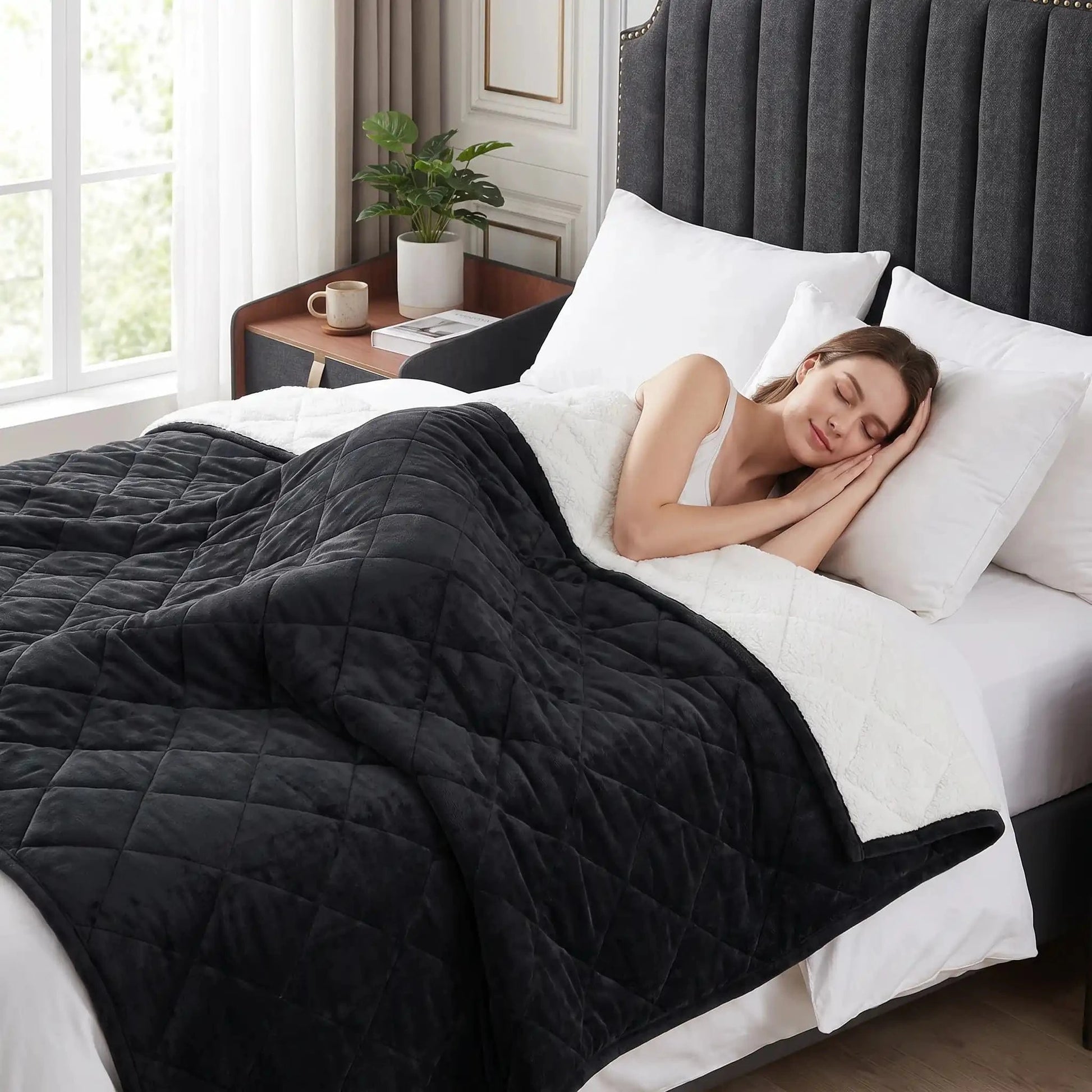 Femme endormie sous sa  couverture lestee noire Sommeil Zen 