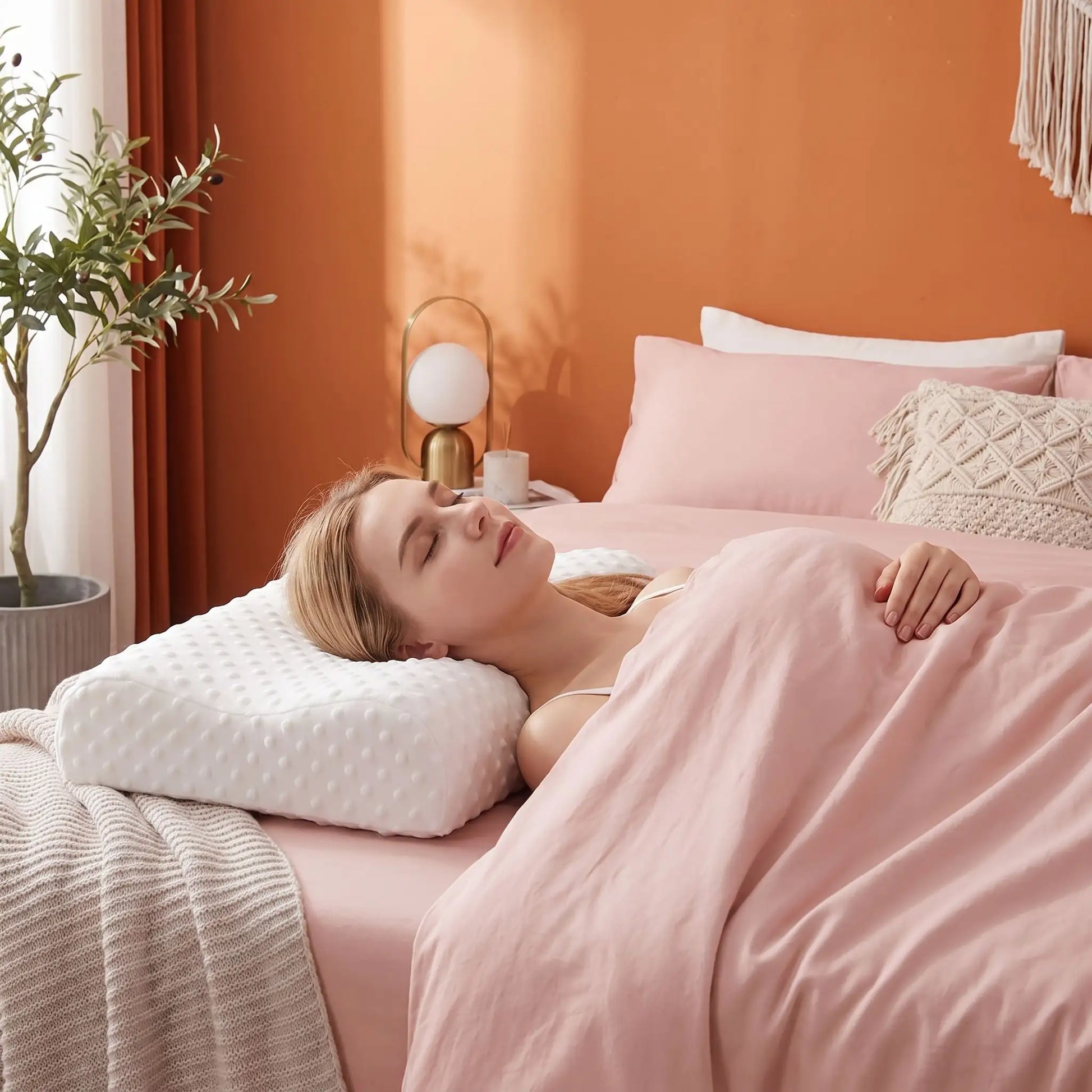 Femme endormie sur oreiller cervical  Bambou Mémoire de Forme