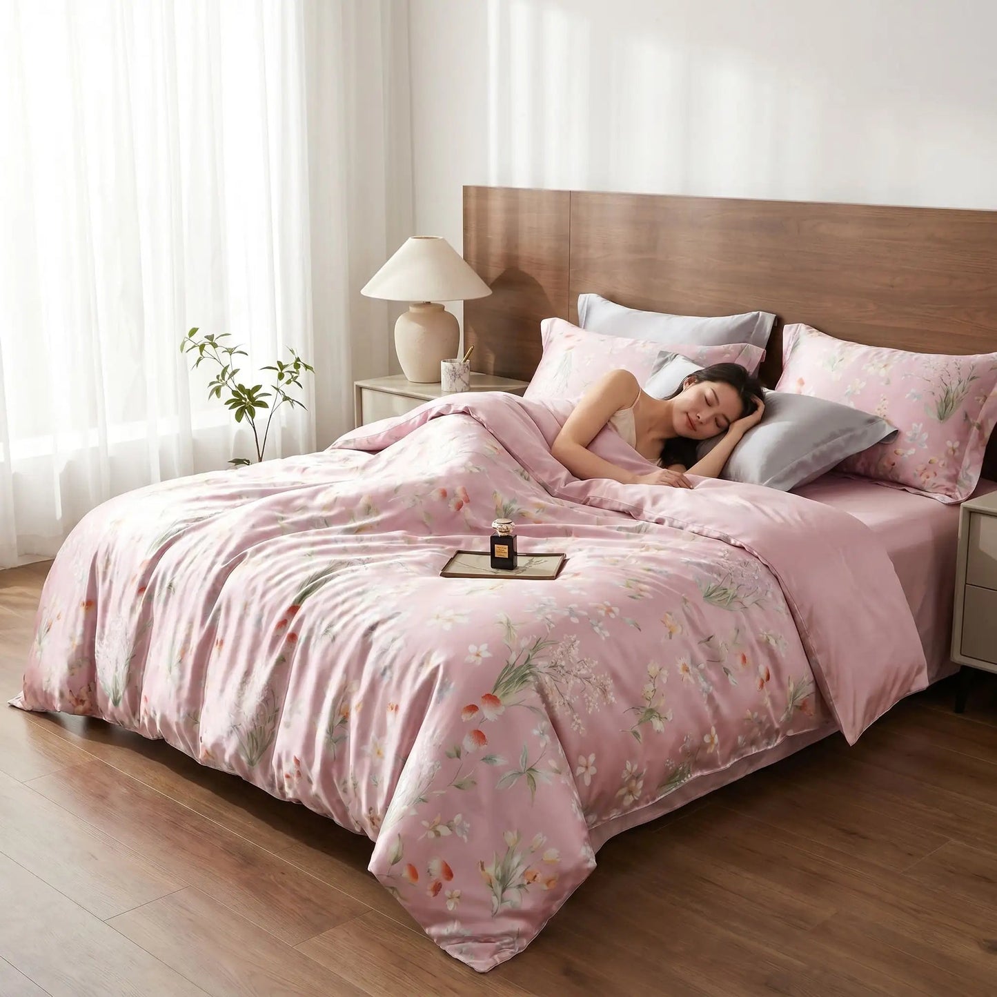 Femme endormie sur parure de lit Soie rose Soie Naturelle