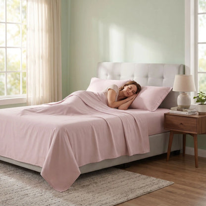 Femme endormie tête sur taie d'oreiller rose 