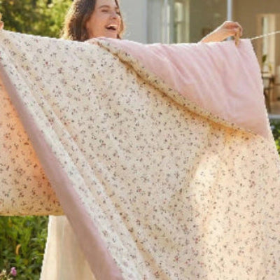 Femme étale housse de couette douceur sur corde