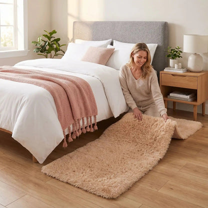 Femme installe sa descente de lit beige Ultra-douce